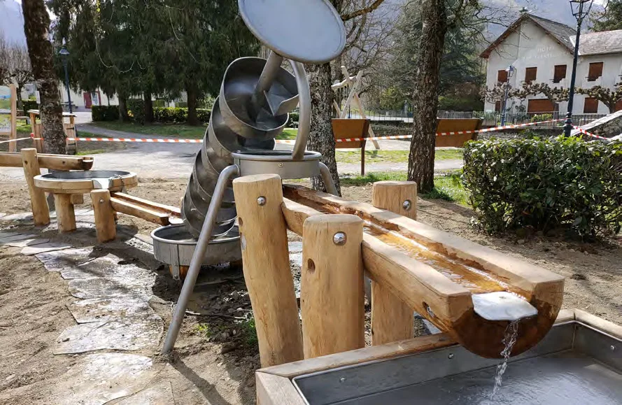 L’eau comme élément de jeu — Aire de jeux du « Petit Jardin »