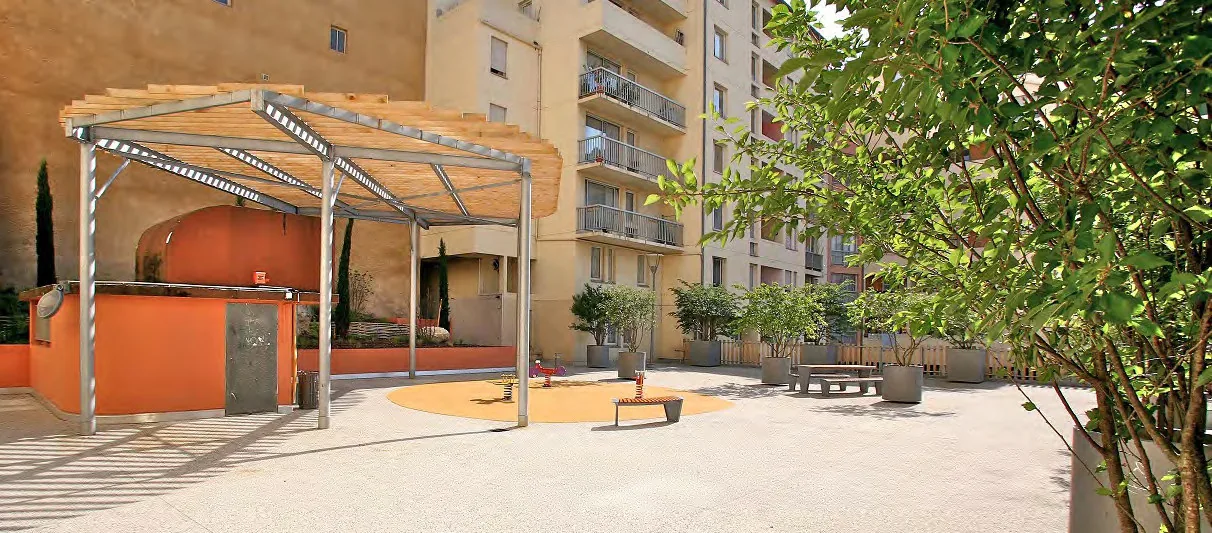 Des cours ombragées — École Dambach-la-Ville