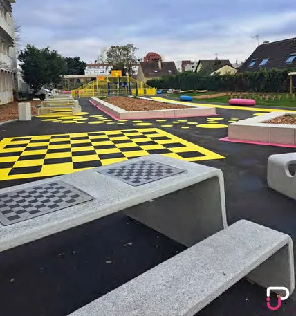 Transformer une cour bitumée en espace dynamique et coloré — Bezons (95)