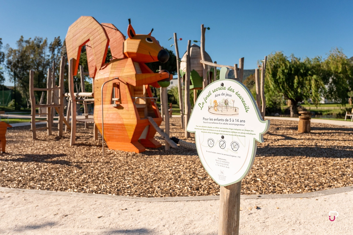 Écureuil en bois de robinier